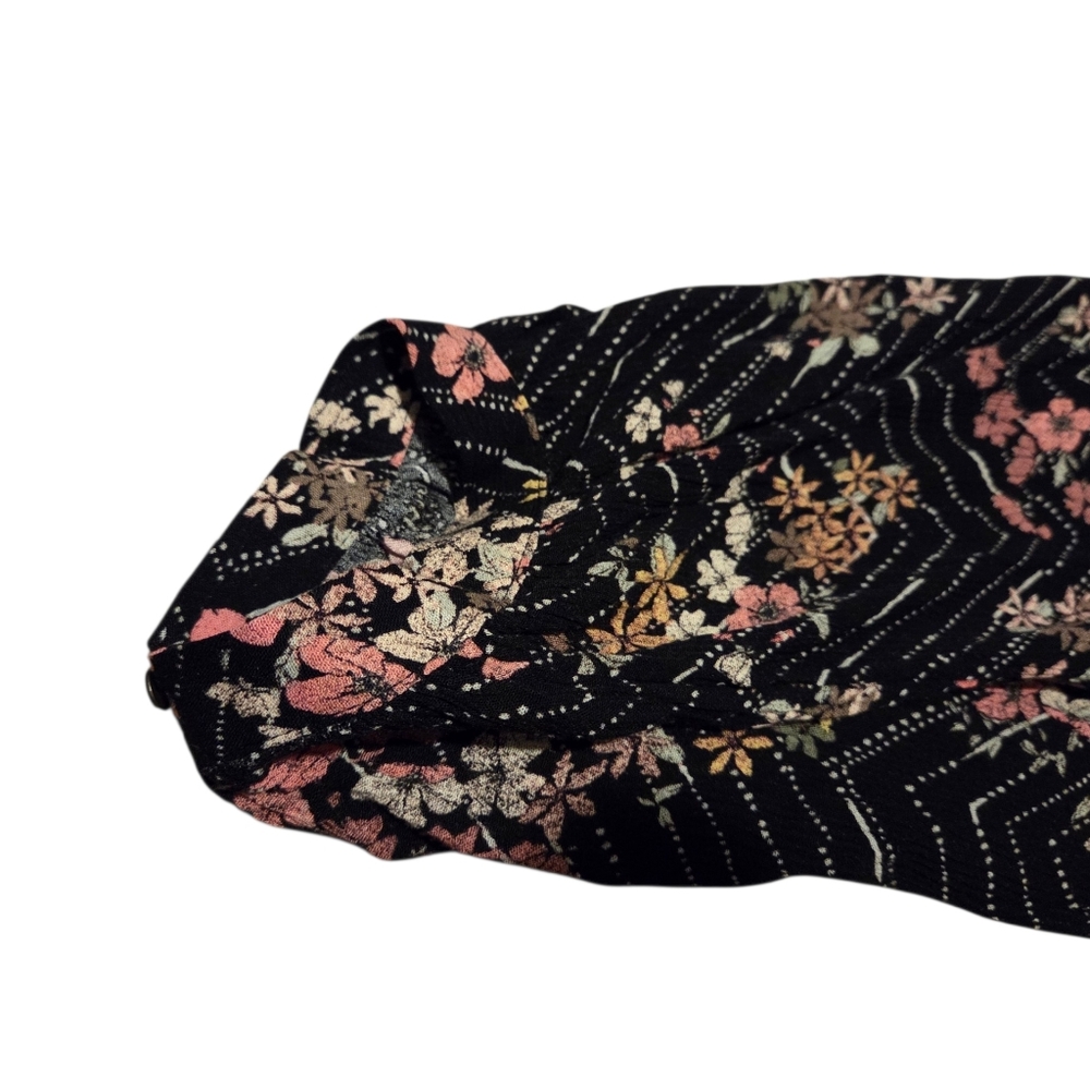 Women’s Maurices XXL Atwood 3/4 Sleeve Black Floral Print V Neck Shirt - Picture 4 of 6